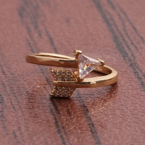 Bague flèche plaquée or avec une pierre en zircone triangulaire et accents pavés brillants
