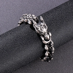 Dettaglio macro del bracciale a spina di drago in acciaio con chiusura a testa di drago