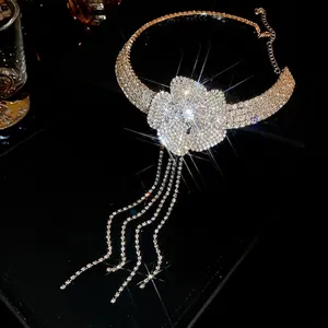 Collana choker a fiori con nappe scintillanti e zirconi per abiti da sera