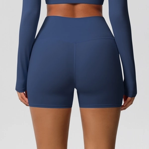 Détail du short de yoga taille haute avec couture arrière en V et maintien gainant