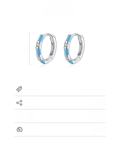 Détail macro de boucles d'oreilles en argent 925 émail bleu avec pierres de zircon