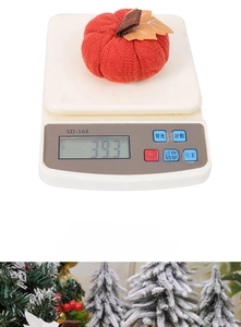 Close-up of red knitted pumpkin decor showing detailed texture and 39.3g weight measurement