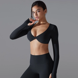 Dettaglio completo yoga nero con scollo a V, vestibilità slim e fori per i pollici