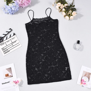 Vestido corto Y2K de encaje negro con detalles florales calados y decoración de moda