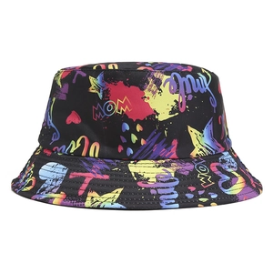 Vue détaillée du chapeau bob noir avec motifs graffiti néon et lettrage MOM
