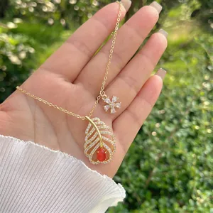 Collana placcata oro 18K con ciondolo a foglia, pietra rossa e dettaglio floreale di diamanti