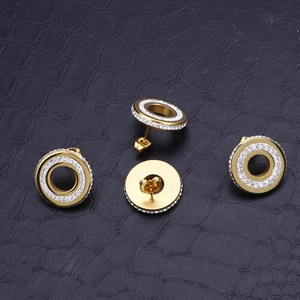 Boucles d'oreilles rondes dorées avec cristaux clairs vues sous plusieurs angles