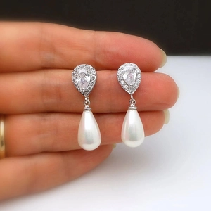 Elegante zilveren pareloorbellen in druppelvorm met glanzende kristalaccenten