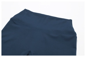 Détail de la taille haute sur short de yoga bleu marine avec coutures doubles renforcées