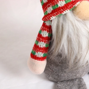 Charmanter Weihnachtszwerg mit roter Strickmütze und weißem Bart für die Festtagsdeko