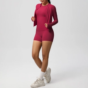 Ensemble de yoga 3 pièces avec veste zippée, haut slim et short taille haute en rouge baie