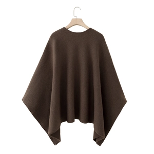 Dunkelbraunes Strick-Poncho-Cape im minimalistischen Design an einem Holzkleiderbügel