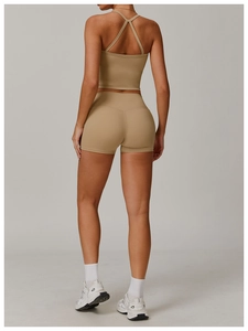 Vista posteriore dei pantaloncini da yoga a vita alta kaki chiaro con design senza cuciture