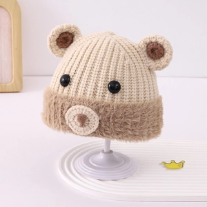 Dettaglio del berretto in maglia per bambini con orecchie da orso e bordo morbido