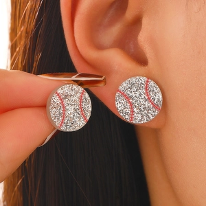 Gros plan de boucles d'oreilles baseball pailletées portées par un mannequin