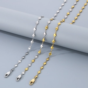 Vue détaillée de colliers pendentifs en forme de cœur en argent, or et bicolore