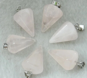 Vue détaillée de six pendentifs hexagonaux en cristal de quartz rose naturel