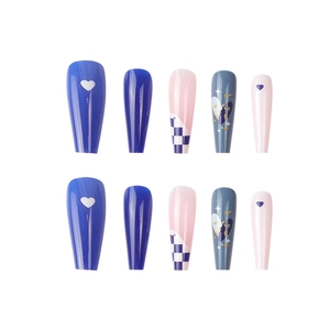 Faux ongles ballerine longs bleus avec damier, paillettes et motifs de cœur d'art