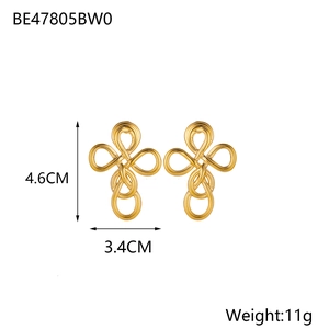 Vista macro delle dimensioni 4,6x3,4cm di orecchini a nodo a coda di pesce oro 14K