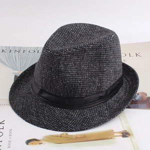 Détail du chapeau jazz gris foncé en tissage mélangé avec ruban de satin noir décoratif