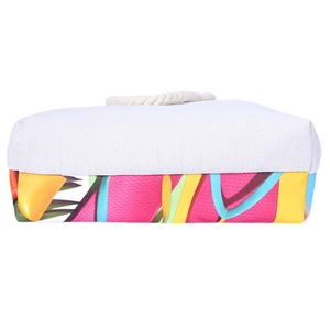 Détail du sac de plage avec imprimé floral tropical et poignées en corde de coton