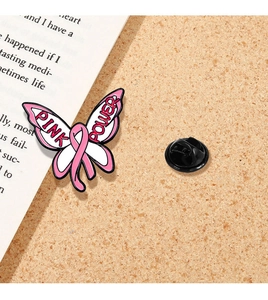Details der Pink Power Schmetterling Emaille-Anstecknadel mit dem Symbol der rosa Schleife