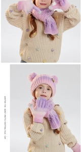 Detalle de conjunto de punto rosa para niños con gorro de pompón y guantes para pantallas