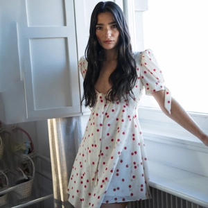 Robe blanche à col en V, manches courtes, motif cerise rouge et lien frontal