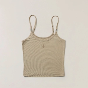 Camisole côtelée kaki minimaliste avec broderie croisée et fines bretelles sur fond uni