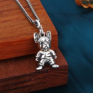Détail du pendentif bouledogue français en argent S925 avec texture d'oxydation vintage