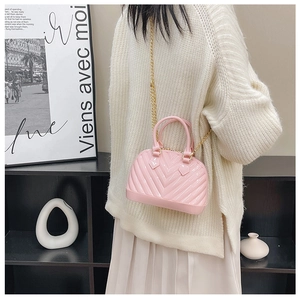 Pink shell-shaped jelly bag for girls featuring golden chain and shiny texture