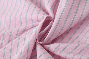 Vue macro détaillée du tissu rose à rayures verticales gris-bleu et texture coton