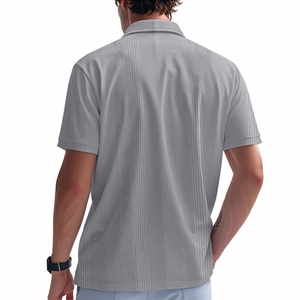 Vue détaillée du polo pour hommes avec texture en maille verticale en tissu gris doux