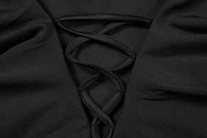 Détail de robe noire à col en V présentant un design sophistiqué à lacets croisés