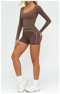Vue latérale de l'ensemble de yoga marron café avec surpiqûres blanches et short taille haute