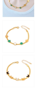 Détail de l'ensemble collier et bracelets dorés avec motifs trèfle et papillon en nacre