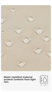 Détail macro du tissu en nylon beige résistant à l'eau avec gouttes de surface