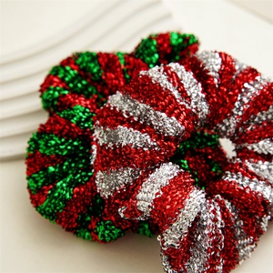 Festliches Set aus rot-grünen und silbernen Glitzer-Scrunchies mit Metallic-Effekt