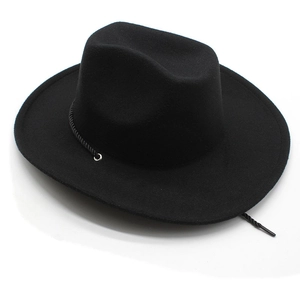 Détail d'un chapeau fedora en feutre noir avec cordon tressé et œillets métalliques latéraux