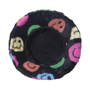 Vue de dessus du chapeau bob en peluche à smileys colorés et doublure noire