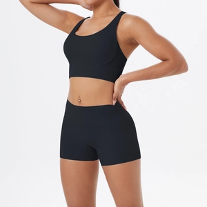Détail d'un ensemble de yoga noir sans couture avec short taille haute et brassière