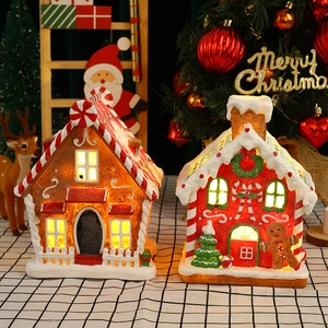 Casa de jengibre navideña luminosa con música y adornos festivos de resina para ventana