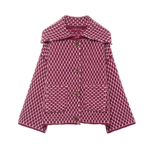 Vue détaillée du cardigan en maille jacquard bordeaux et blanc avec grand revers et boutons bois