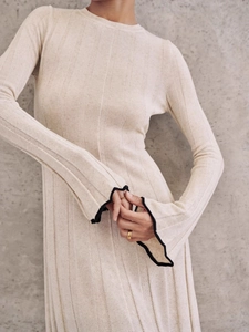 Robe en maille côtelée ajustée avec col rond et poignets évasés à bords ondulés noirs