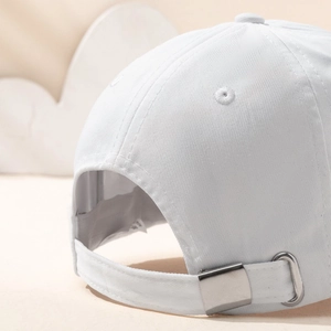 Casquette de baseball en coton blanc avec boucle métallique réglable et structure à six pans