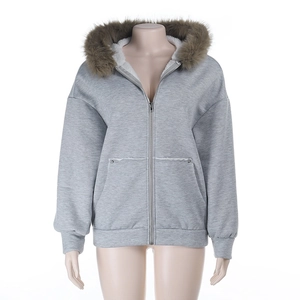 Sweat à capuche gris clair avec col en fausse fourrure marron et doublure polaire