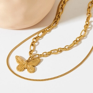 Collier double épaisseur en acier inoxydable doré avec pendentif papillon texturé