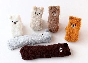 Vue détaillée de six paires de chaussettes en polaire corail avec oreilles d'ours 3D