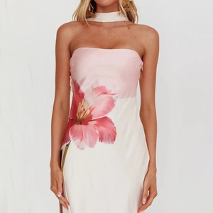 Détail de robe bustier en satin à imprimé floral avec motif rose et finition licou