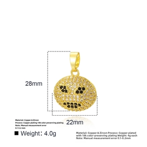 Détail d'un pendentif visage en colère plaqué or avec des oxydes de zirconium brillants